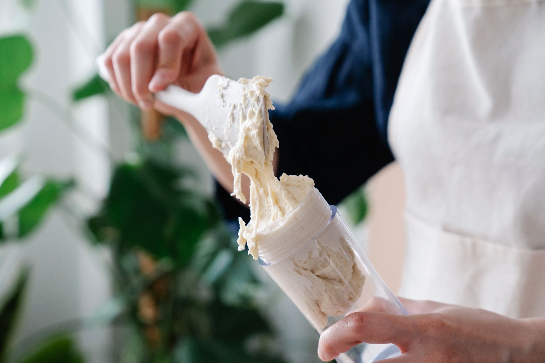 tigela com buttercream sendo batido e saco de confeitar