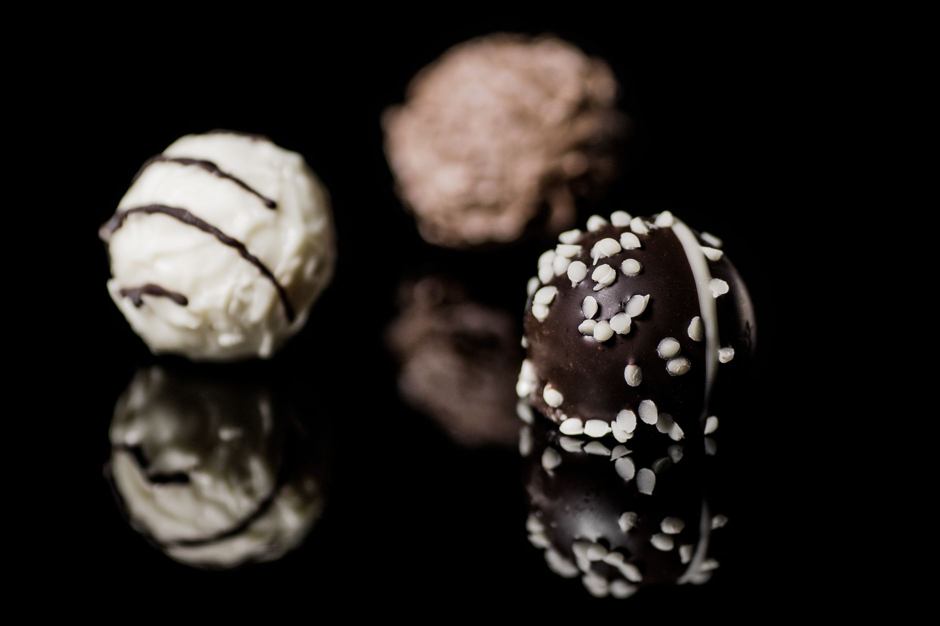 bombons de chocolate brilhantes ao lado de uma forma