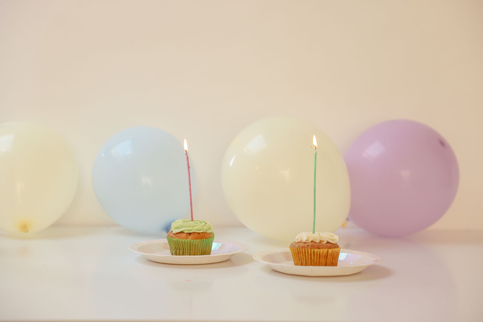 mesa de festa com bolo, cupcakes e docinhos coloridos