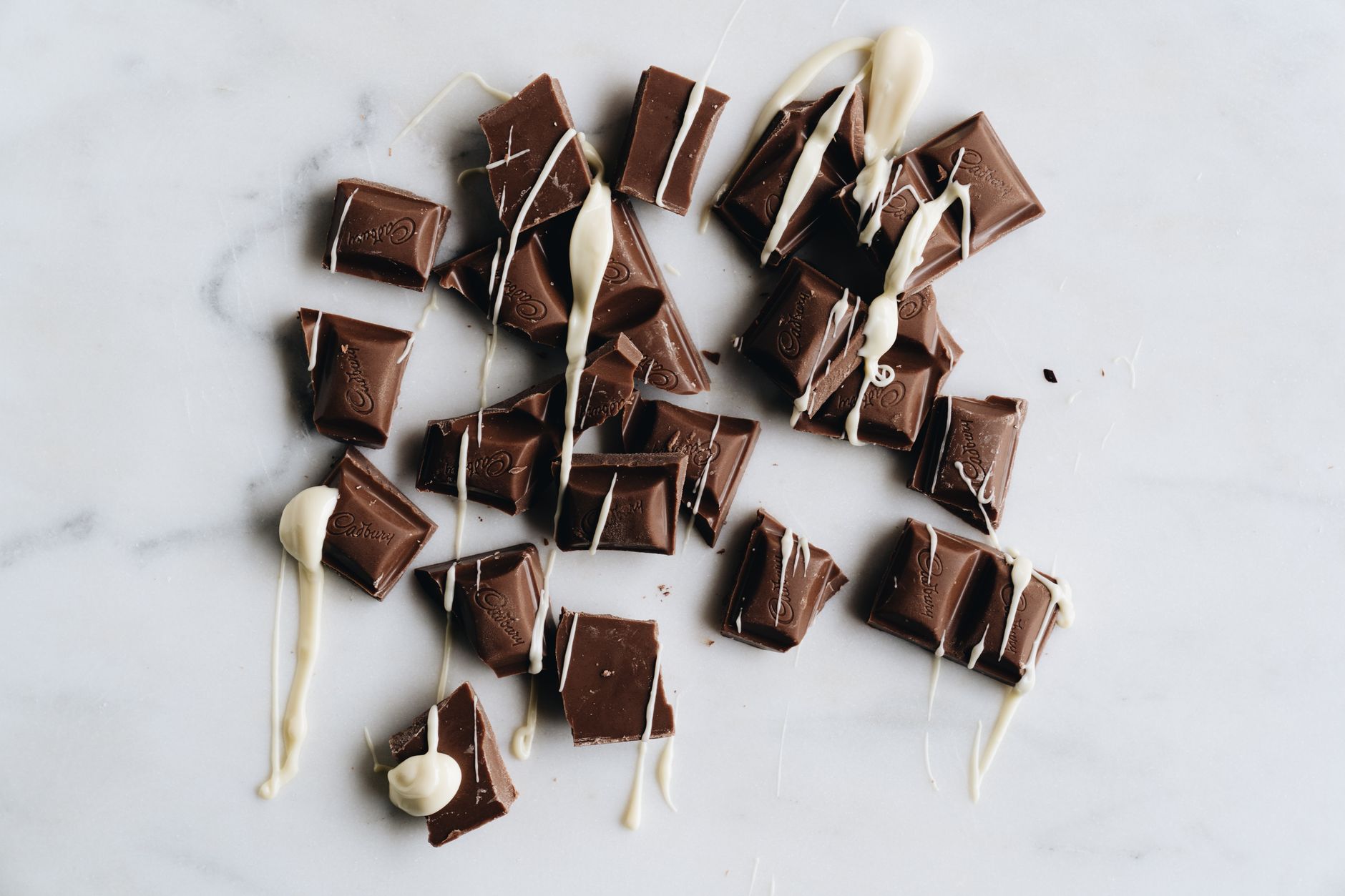 chocolate derretido sendo trabalhado com espátula