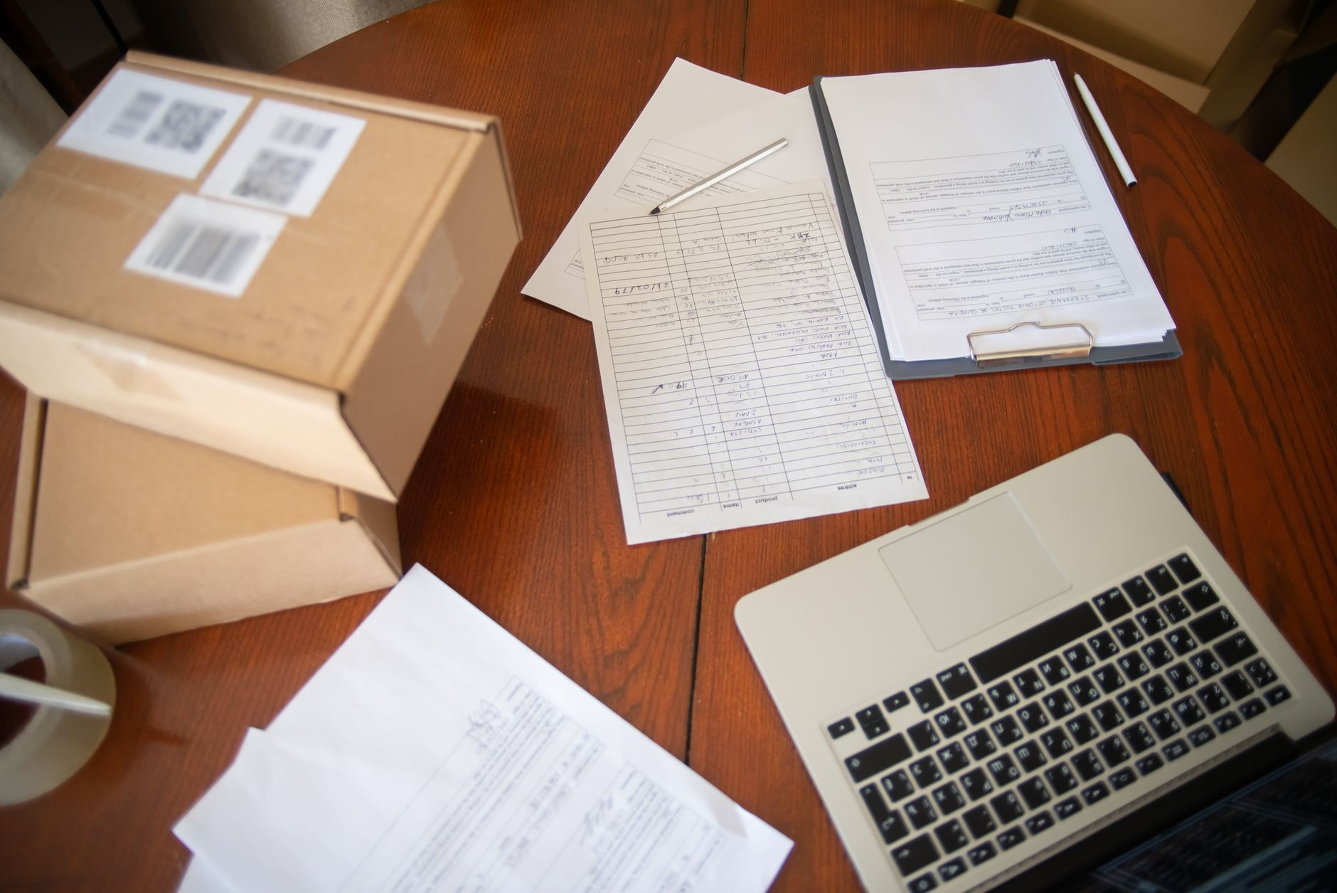 pessoa organizando documentos e notas sobre a mesa