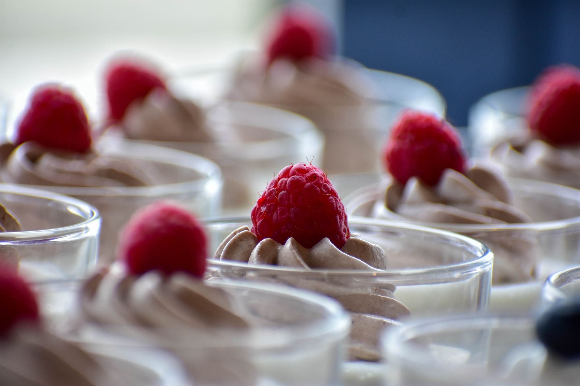 taças de mousse cremosa servidas sobre a mesa