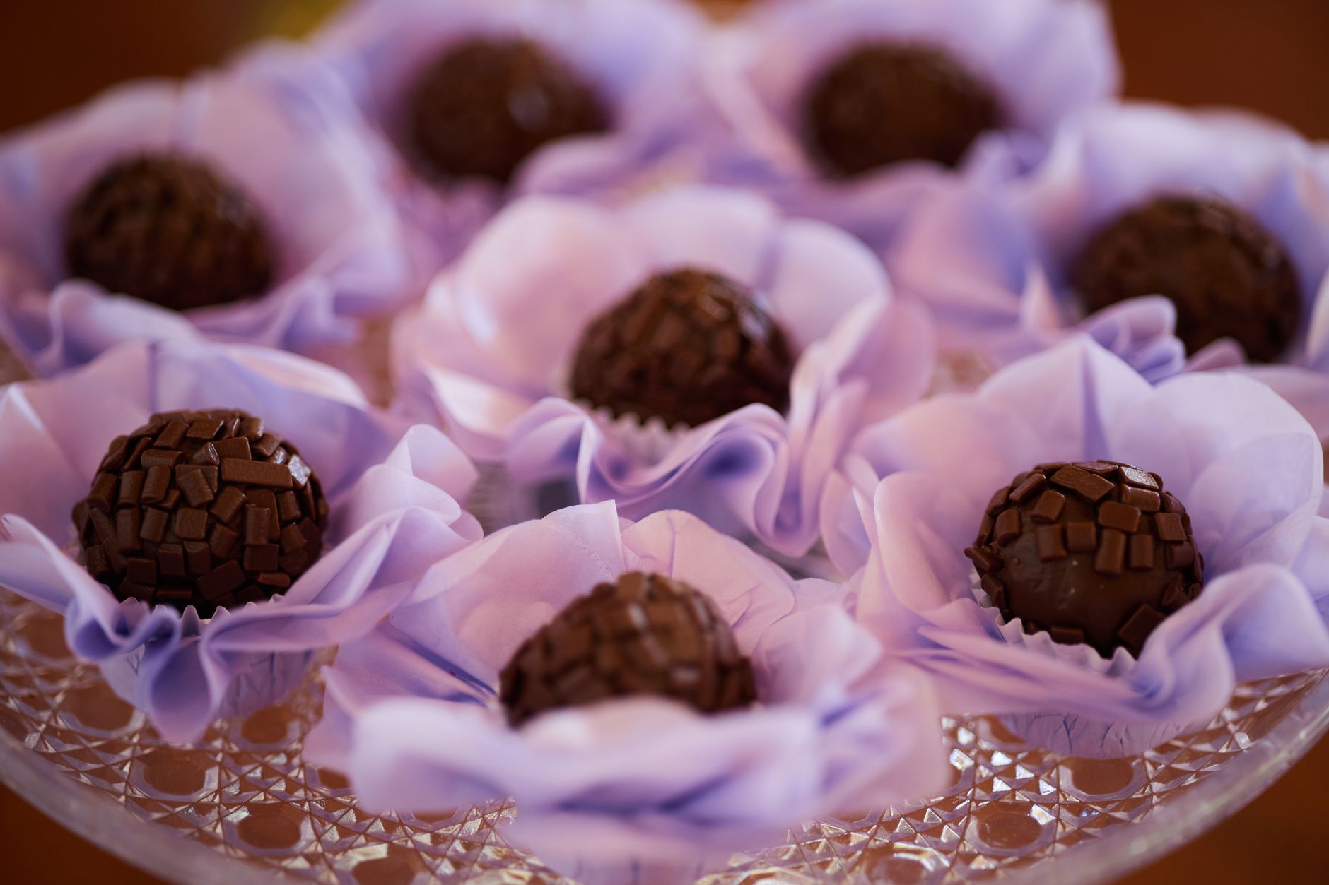caixa com docinhos de brigadeiro em forminhas