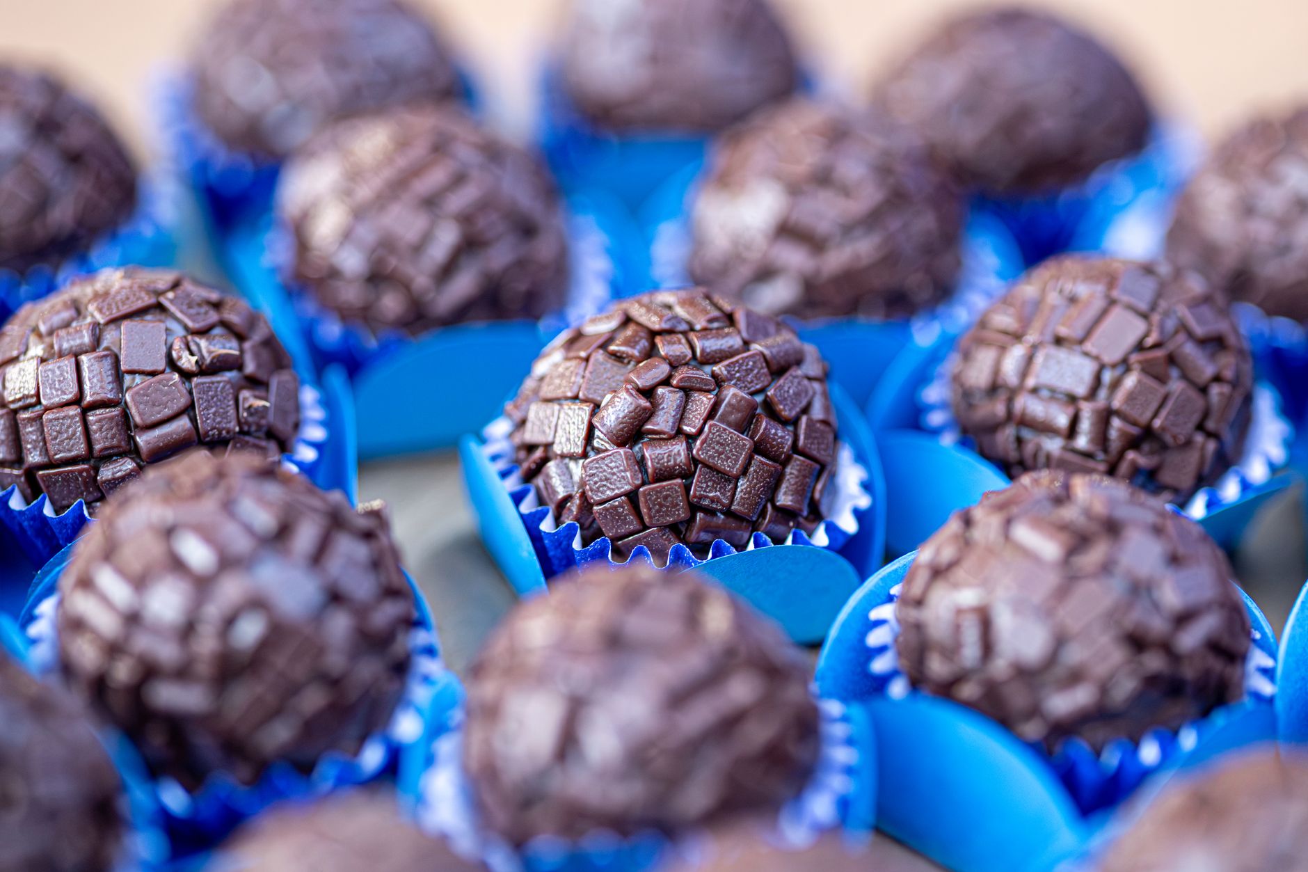 brigadeiro sendo cozido em panela com colher