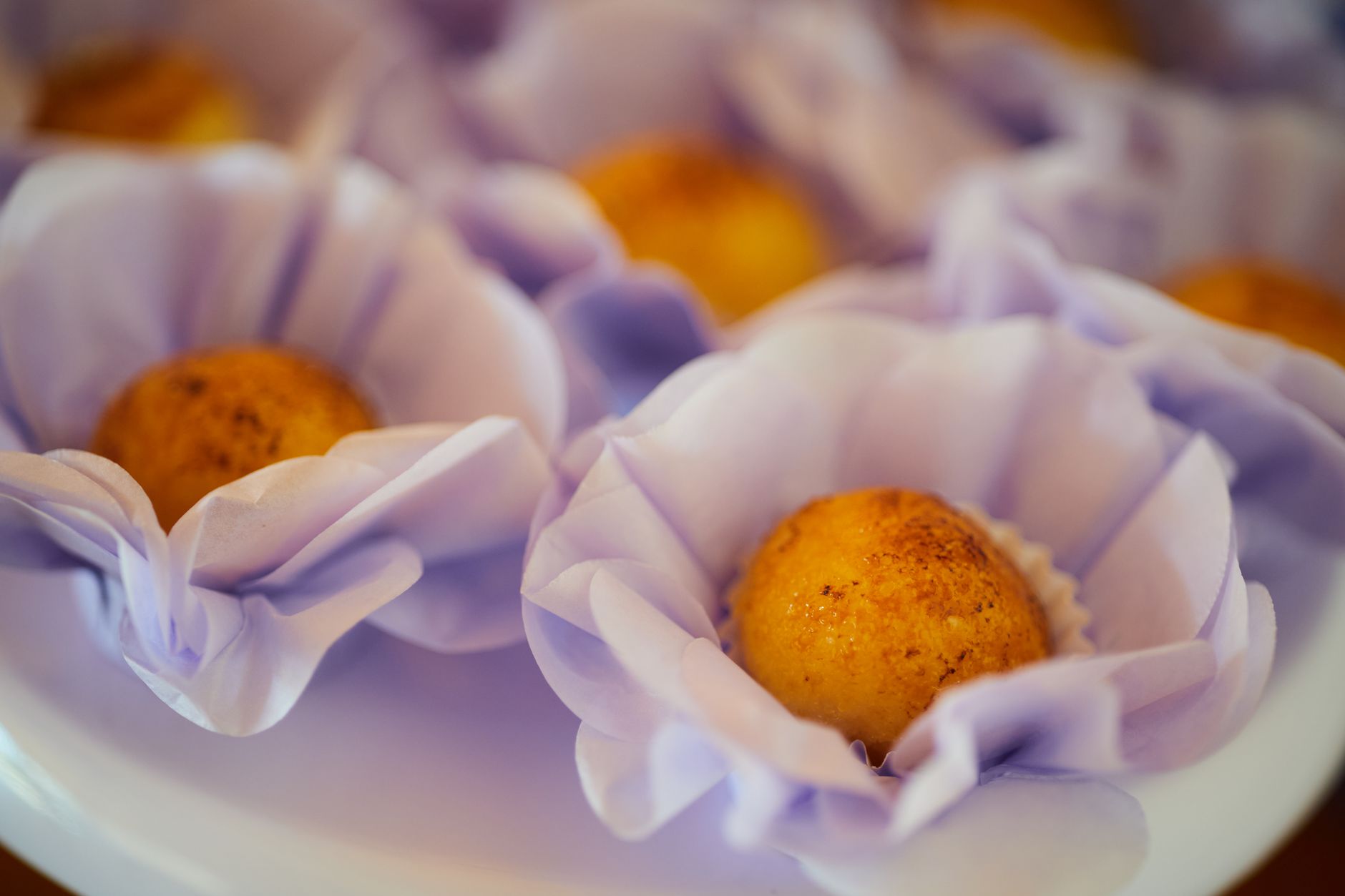 docinhos de festa arrumados em uma bandeja