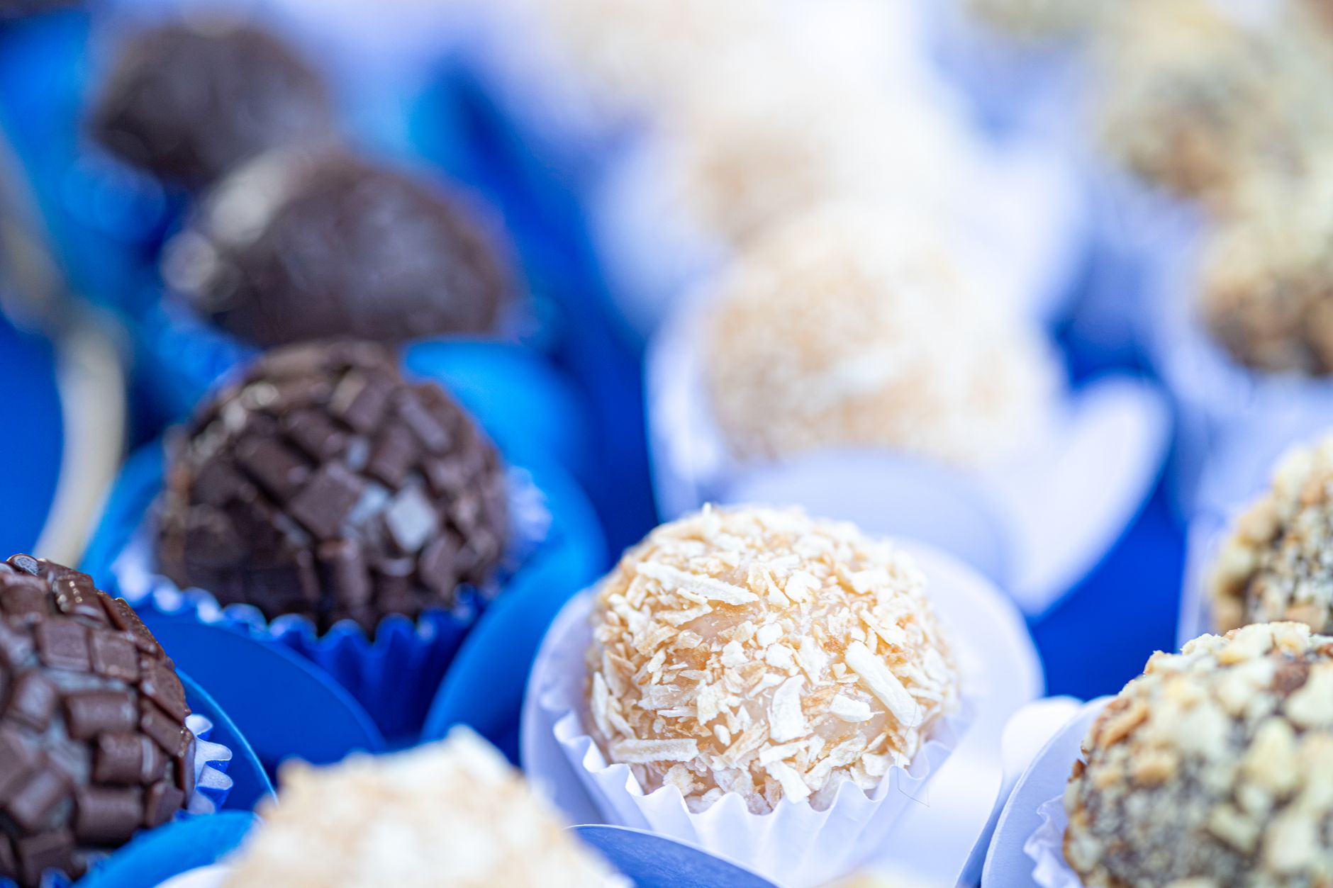 brigadeiros enrolados em forminhas sobre a bancada