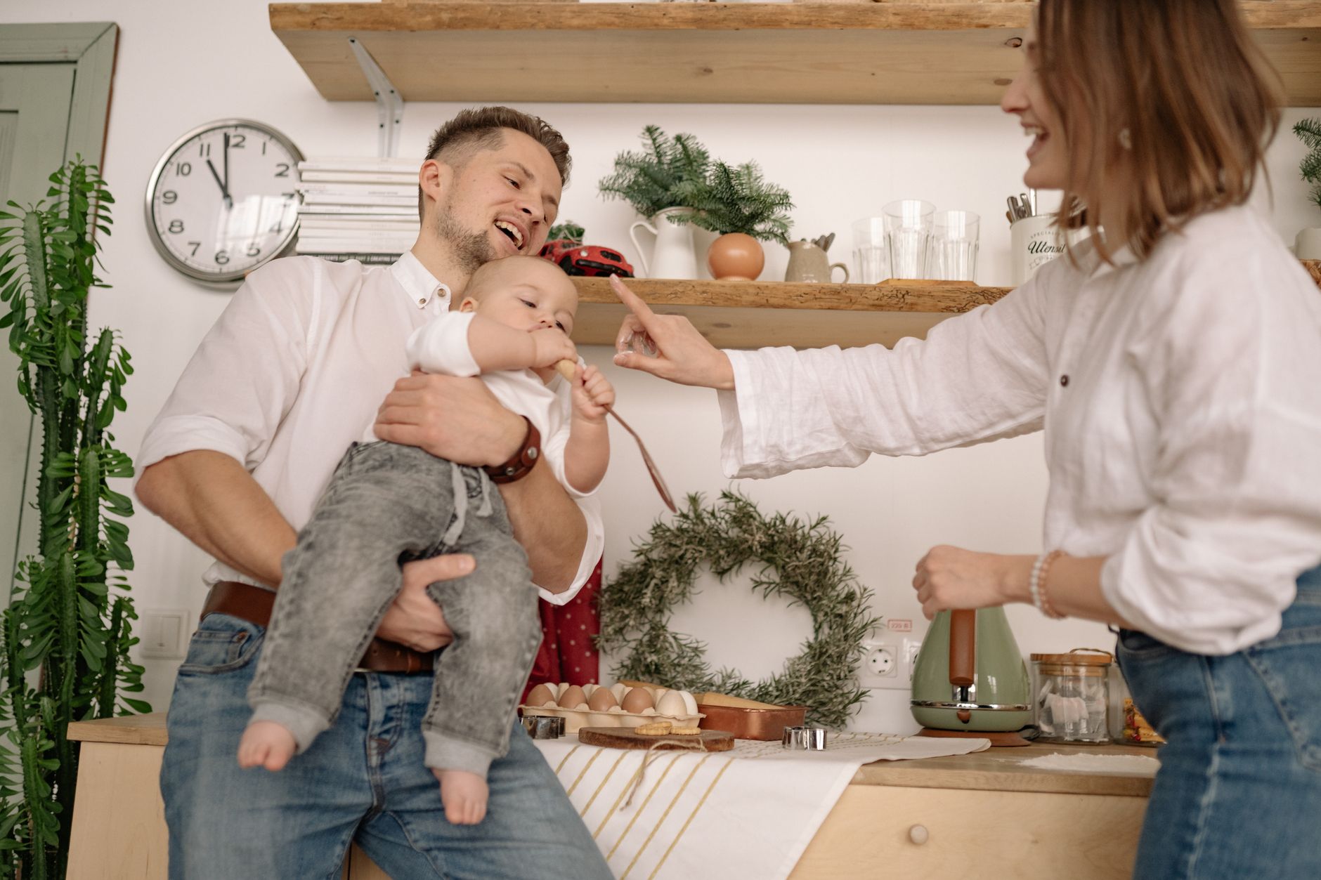 relógio na parede de uma cozinha com utensílios de confeitaria