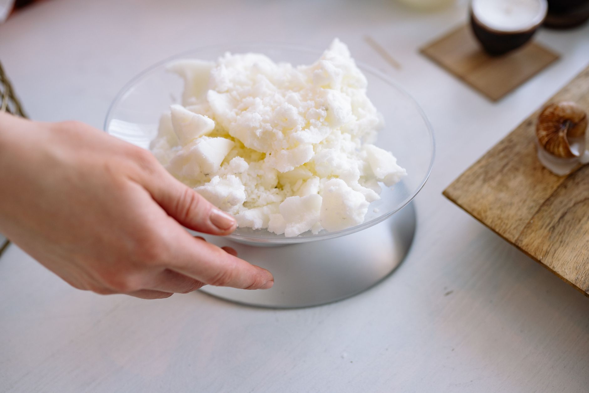 bolo sobre balança de cozinha com fita métrica ao lado